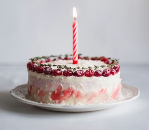 Bolo de aniversário com vela acesa
