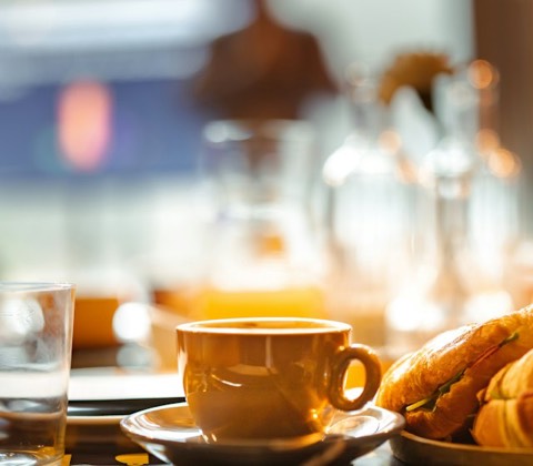 Café com croissant